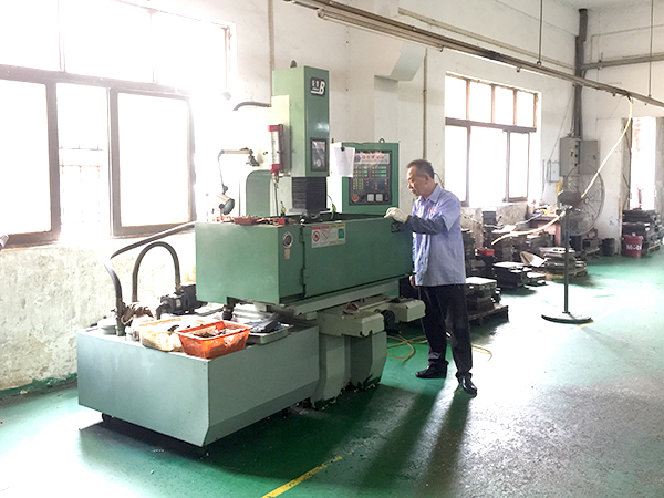 模具放电加工车间 